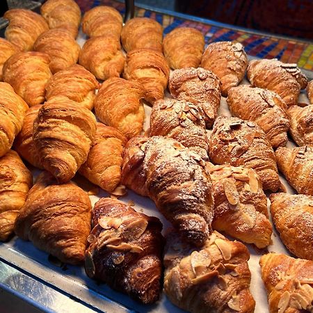 Sheraton Imperial Kuala Lumpur Hotel Exteriér fotografie Croissants and almond pastries