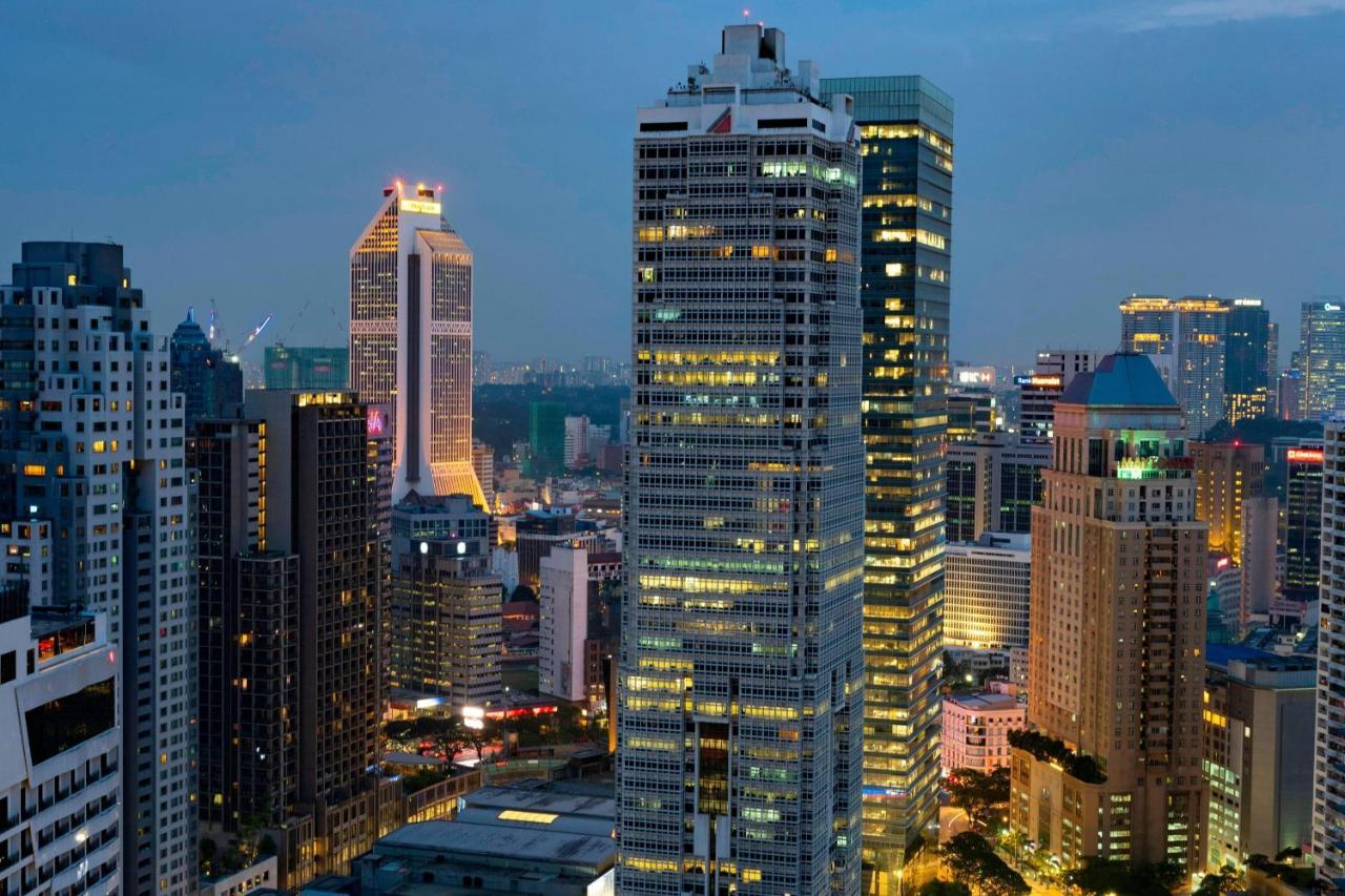 Sheraton Imperial Kuala Lumpur Hotel Exteriér fotografie The complex at night