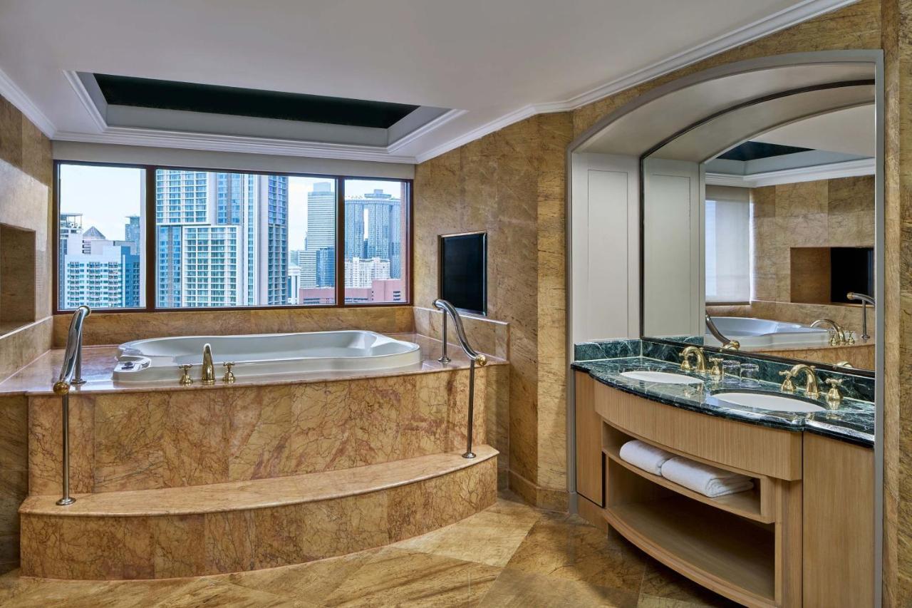 Sheraton Imperial Kuala Lumpur Hotel Exteriér fotografie A bathroom in a suite at the Mandarin Oriental, Kuala Lumpur