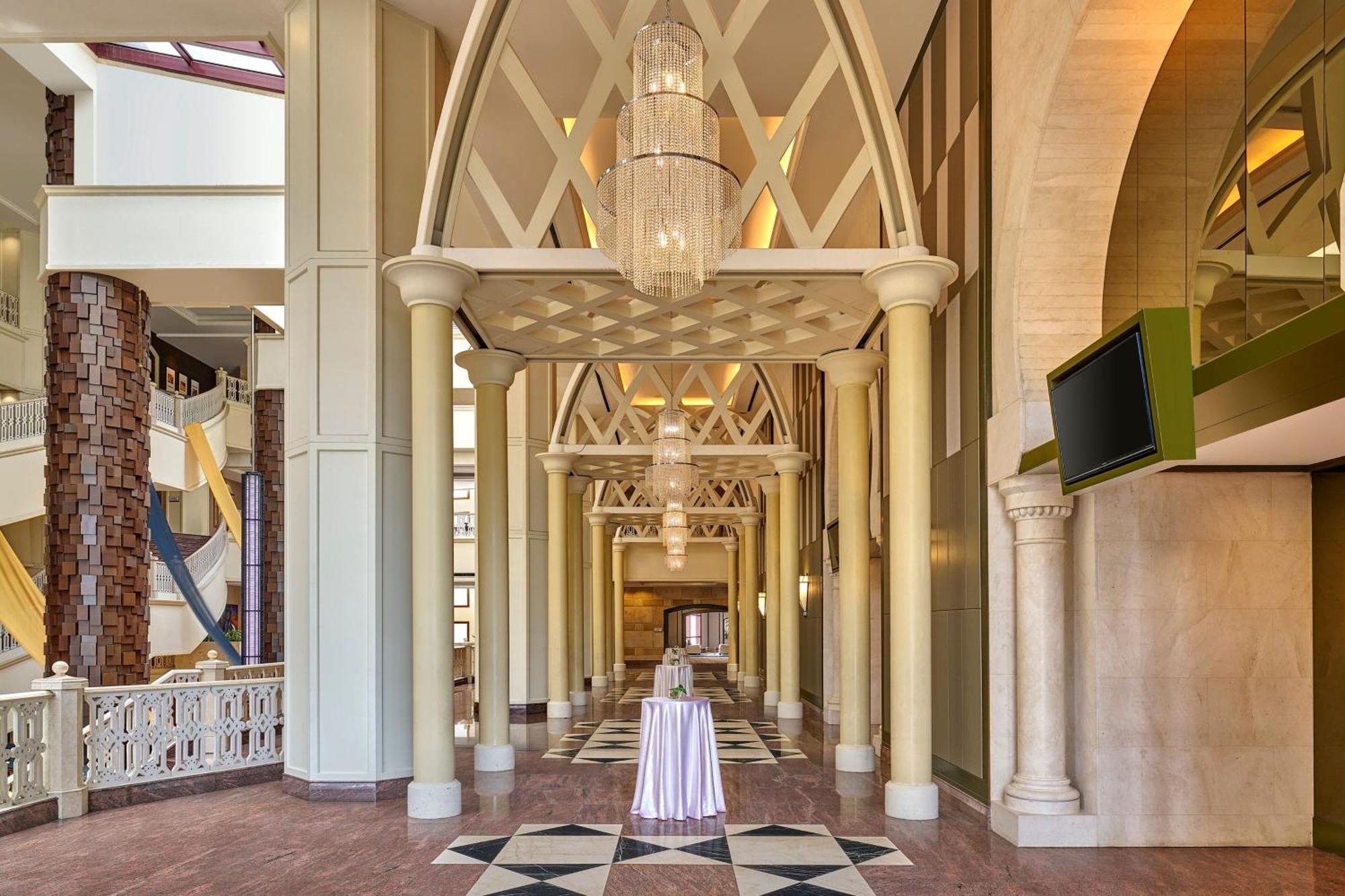 Sheraton Imperial Kuala Lumpur Hotel Exteriér fotografie The interior of the hotel